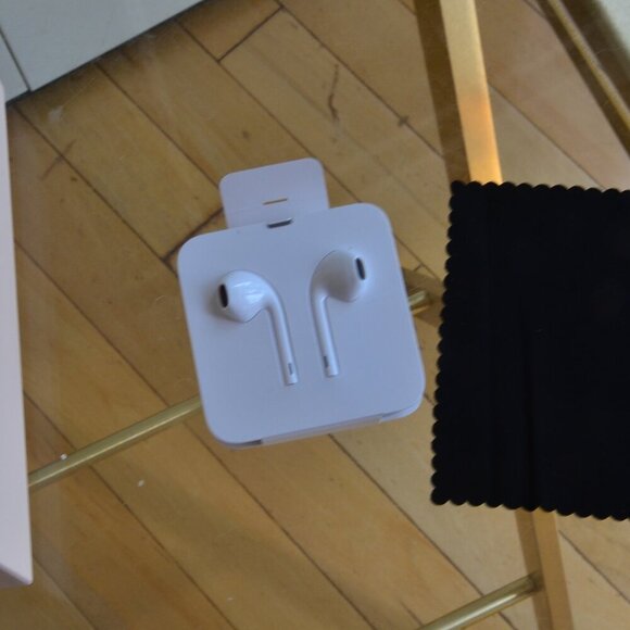 NEW Genuine Apple Lightning EarPods For iPhone 8 - Picture 5 of 8